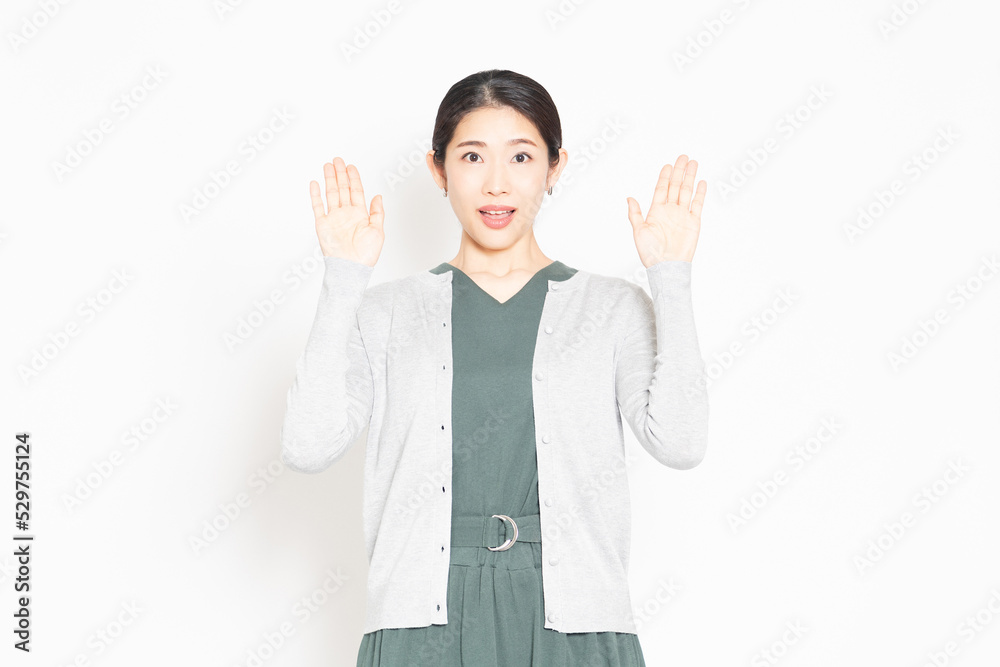 白背景に立って、驚いている女性 白背景に立って、驚いている女性