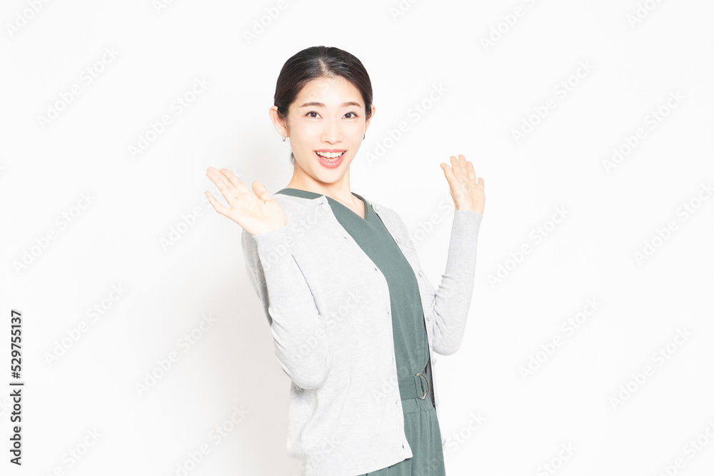 白背景に立って、驚いている女性 白背景に立って、驚いている女性