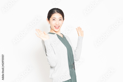 白背景に立って、驚いている女性