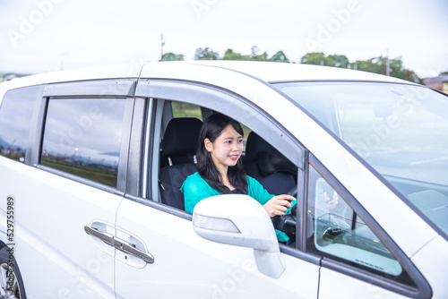 女性が運転する　drive woman