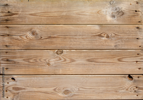 Planche de bois sur une terrasse usée. photo