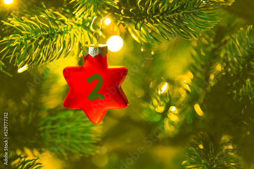 Obraz na płótnie ein roter Stern mit einer Zahl (2) am Weihnachtsbaum, Weihnachtskalender w salonie