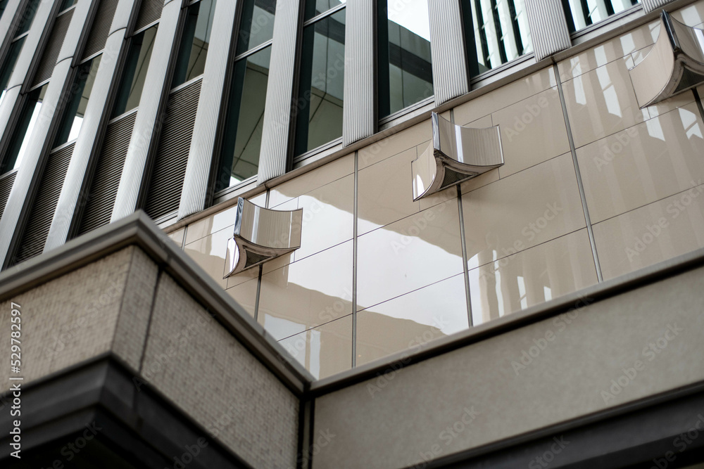 Fototapeta premium 日が差し込む都会のビル壁