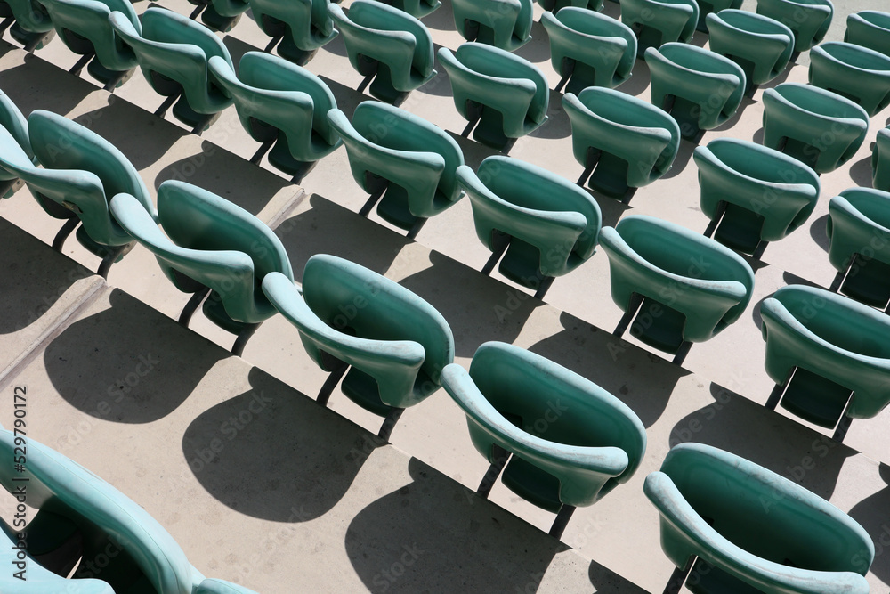 Rzędy składanych krzesełek w stadion na powietrzu. Arena - obrazy, fototapety, plakaty 