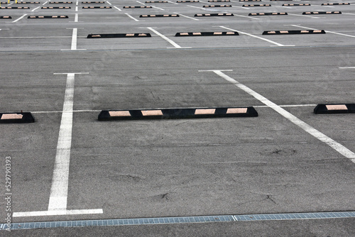 Miejsce parkingowe wyznaczone na jezdni białymi liniami.