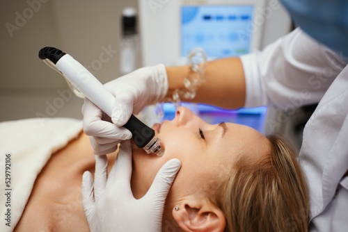 Canvas Print A cosmetologist performs hydropiling in a beauty salon