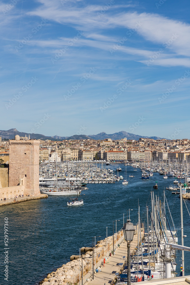 Vue sur l'entrée du Vieux-Port de Marseille depuis le Parc Émile Duclaux