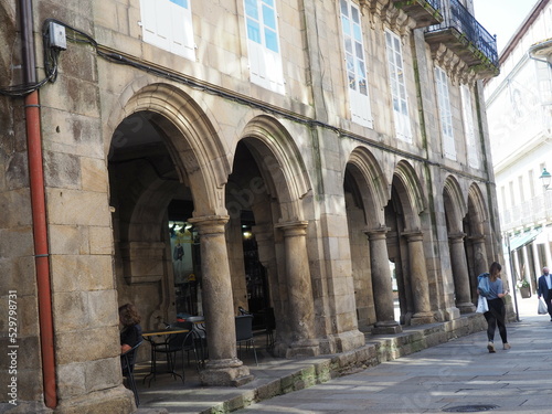 conjunto de seis arcos de medio punto sostenidos por columnas cilíndricas y base cuadrada, santiago de compostela, la coruña, españa, europa