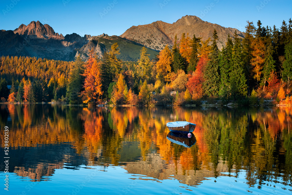 Strbske Pleso, High Tatras, Slovakia. Season - autumn. Sunrise, colors of autumn.
Szczyrbskie Jezioro, Tatry Wysokie, Słowacja. Pora roku - jesień
 - obrazy, fototapety, plakaty 
