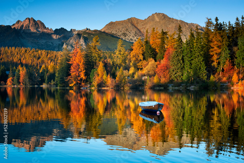 Strbske Pleso, High Tatras, Slovakia. Season - autumn. Sunrise, colors of autumn.
Szczyrbskie Jezioro, Tatry Wysokie, Słowacja. Pora roku - jesień
