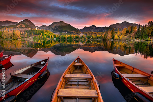 Strbske Pleso, High Tatras, Slovakia. Season - autumn. Sunrise, colors of autumn. Szczyrbskie Jezioro, Tatry Wysokie, Słowacja. Pora roku - jesień. Wschód słońca, rano 