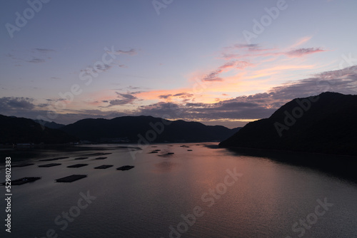 日本の岡山県備前市日生の鹿久居島の朝焼けの満月