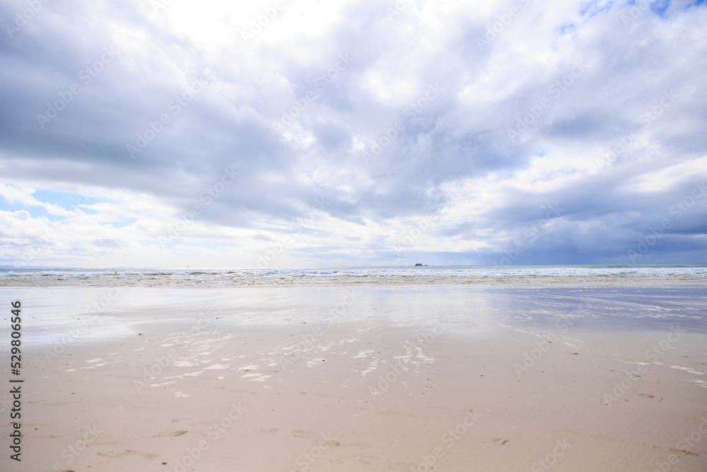オーストラリア・バイロンベイのビーチ、地平線と壮大な雲
