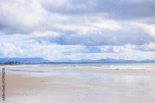 オーストラリア・バイロンベイのビーチ、地平線と壮大な雲
