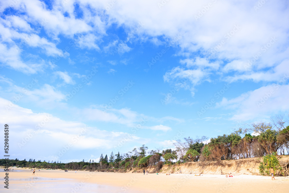 オーストラリア・バイロンベイのビーチ、壮大な青空と雲