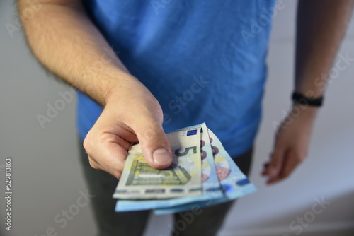 Geldscheine in der Hand