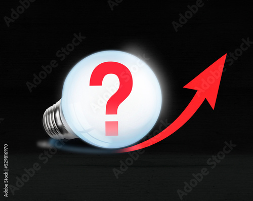 Glühbirne mit Rotem Pfeil nach oben