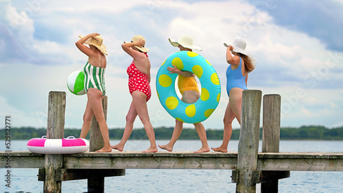 Frauen laufen auf dem Steg