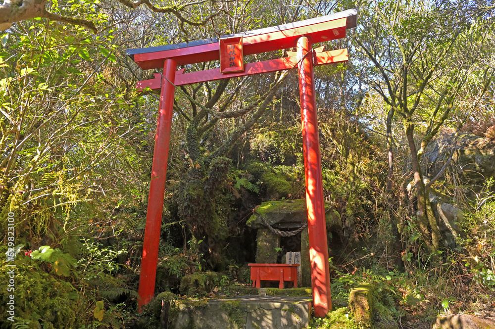 開聞岳登山「山頂直下の御嶽神社」