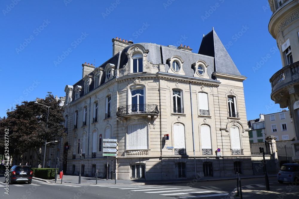 Bâtiment typique, vue de l'extérieur, ville de Reims, département de la Marne, France