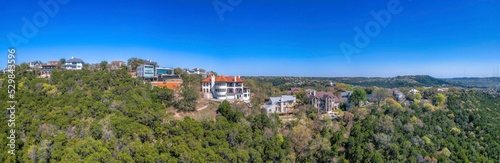 Φωτογραφία Mansions and villas on top of a mountain at Austin, Texas