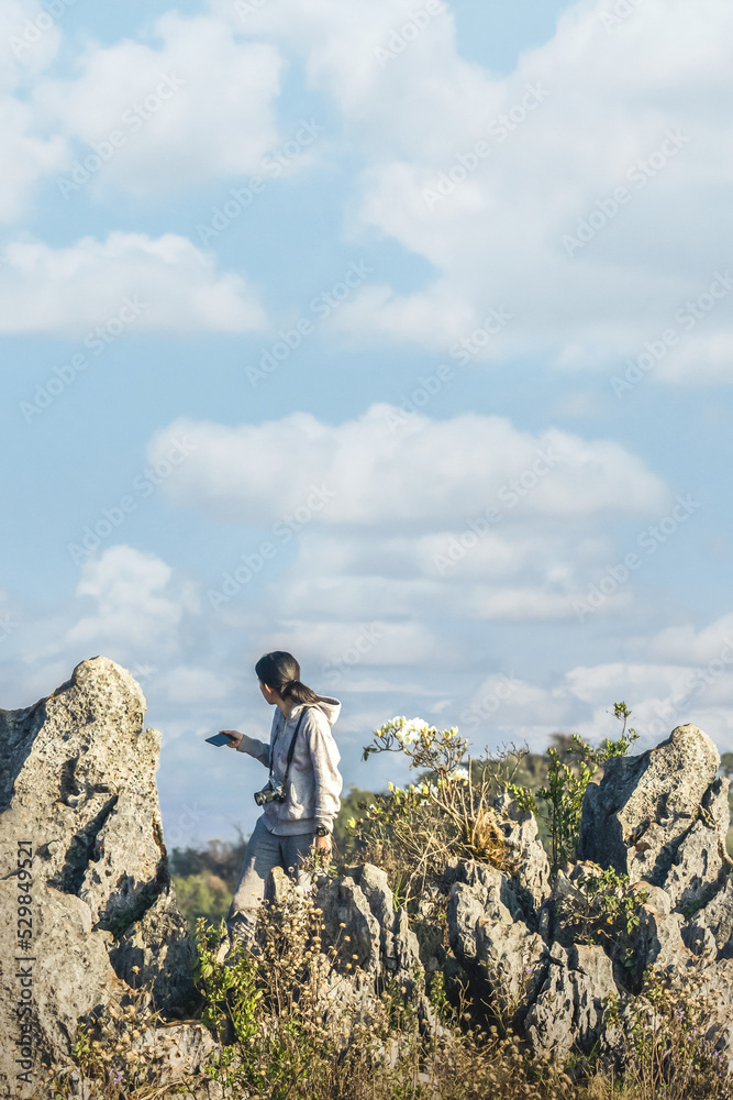 Obraz premium Hiking woman with camera on the mountain