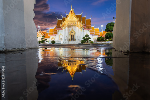 Canvas Print Wat Benchamabophit (Benjamaborphit) dusitvanaram or marble temple at sunset