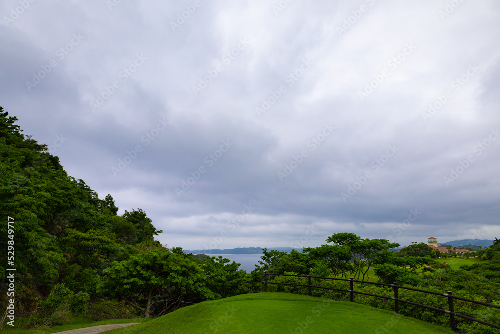 打ちおろしのゴルフ場コース・ティーグラウンドから見える海とクラブハウス（千葉県富津市）