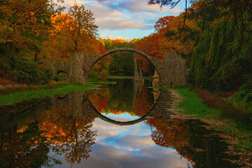 Papier peint photo Le Rakotzbrücke Rakotzbrücke automnal au parc Kromlau  © Felix