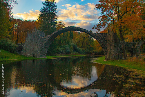 Rakotzbrücke in Kromlau im Herbst © Felix