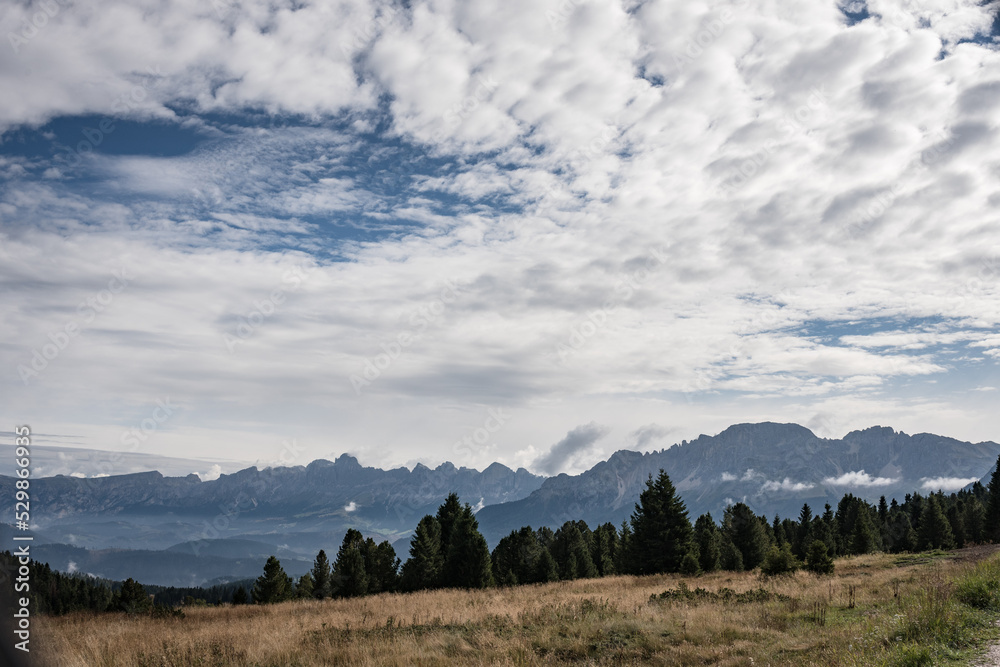 Rosengartenund Latemar mit wolken vom Passso di Oclini aus gesehen