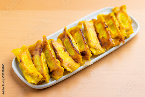 Pan grilled curry meat dumpling