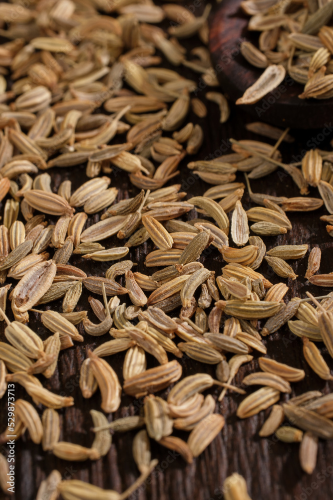 Obraz premium Spoon of Fennel seeds on wooden 