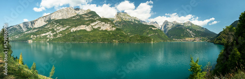 Fotografia Panoramic view to the Lake Molveno in Trentino region.