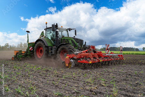 Maislegen - Traktor mit landwirtschaftlichen Ger  ten bein Maislegen.