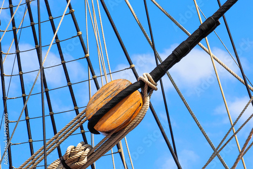 Quadro su tela Parts of an old wooden deadeye on the shrouds of a sailing schooner, guys main mast