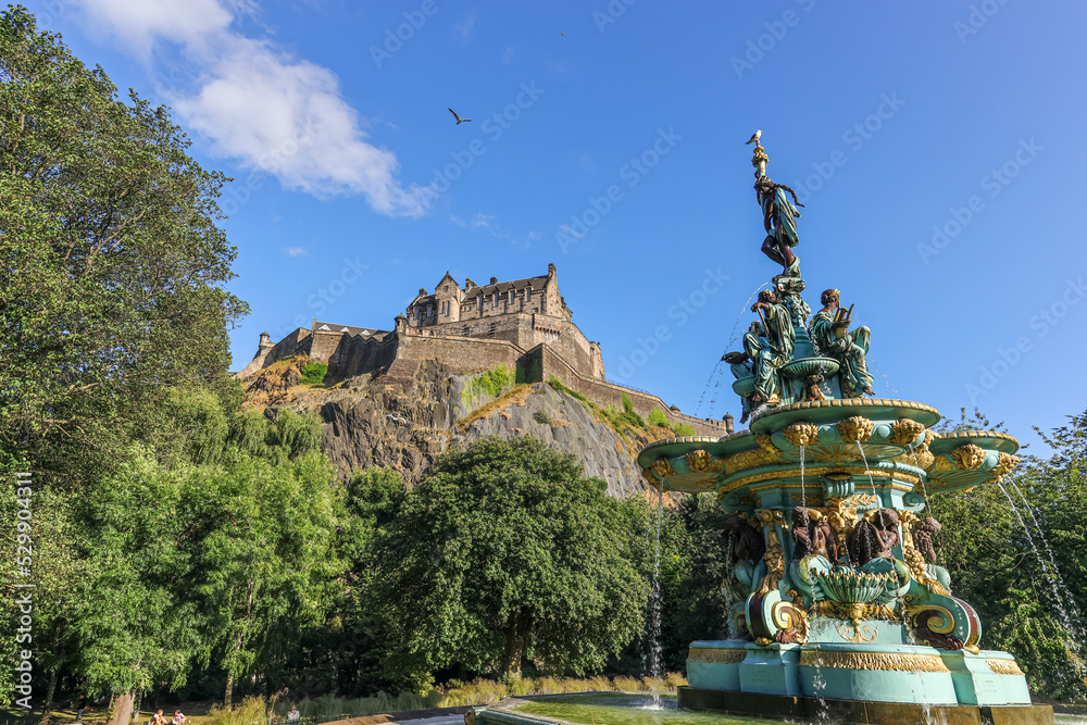 Obraz premium Ross Fountain and Edinburgh Castle in Edinburgh , Scotland. Ross Fountain is a cast-iron structure located in West Princes Street Gardens, Edinburgh.