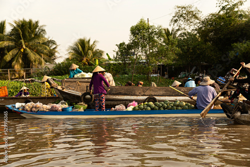 Barcos en el mercado flotante del rio Mekong, Vietnam. photo