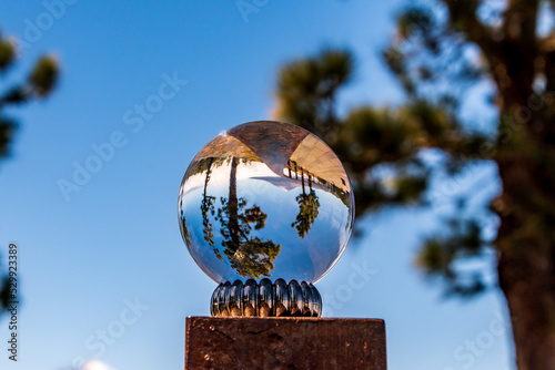 Paisaje con el pico del Teide reflejado en una lensball, en la isla de Tenerife.