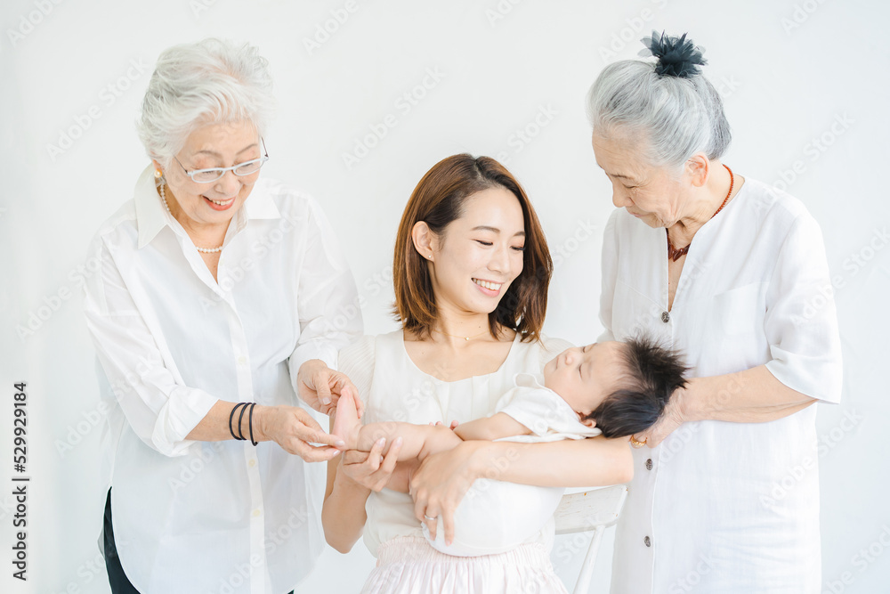 Obraz premium 赤ちゃんを抱っこするシニア女性とお母さん