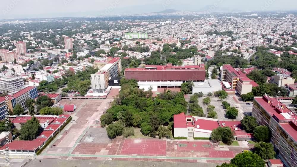 Vista aérea del sur de la Ciudad de México. Lado oriente de Ciudad Universitaria . Jardín verde, edificios de estudio y día soleado