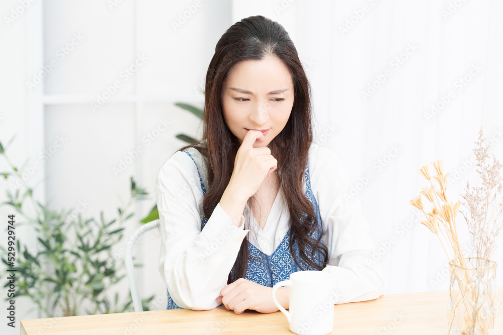 リビングで怒っている女性