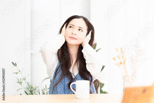 リビングで騒音に困っている女性