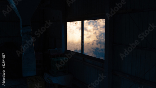 田舎の農家の納屋に窓から差し込む朝日