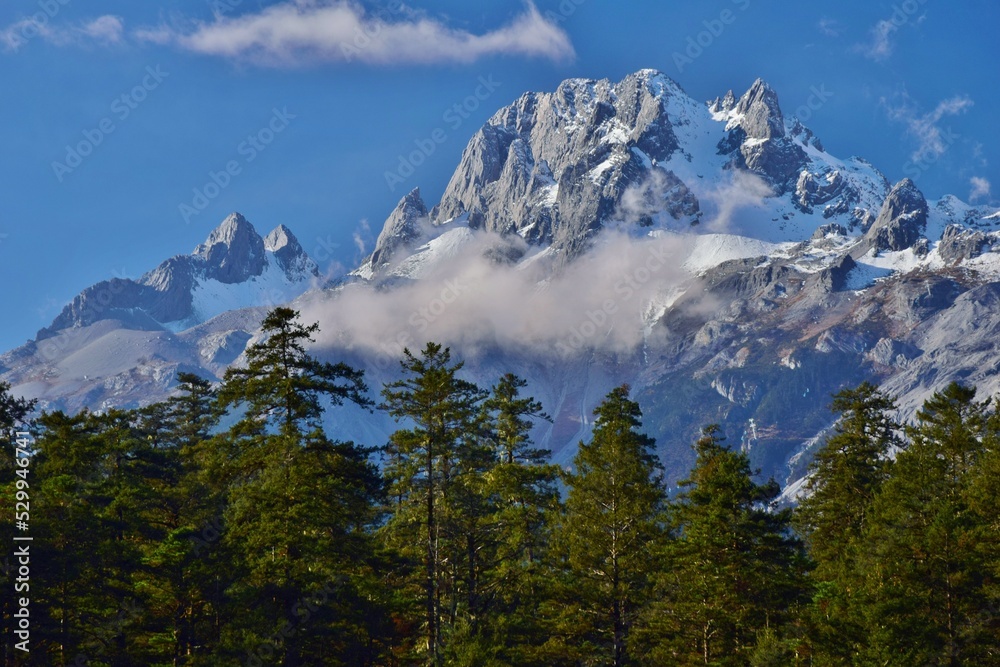 Obraz premium 絶景の世界遺産 雲南省 玉龍雪山・藍月谷