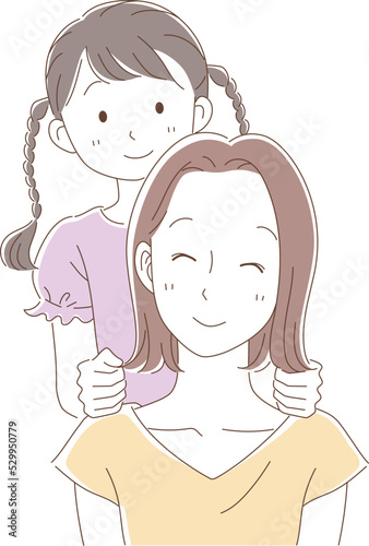 母親の肩たたきをする娘