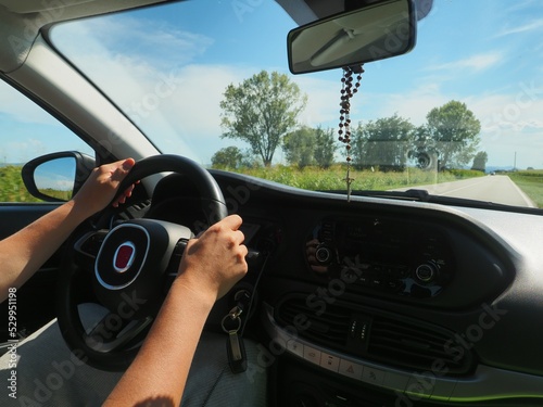 左ハンドルの車
