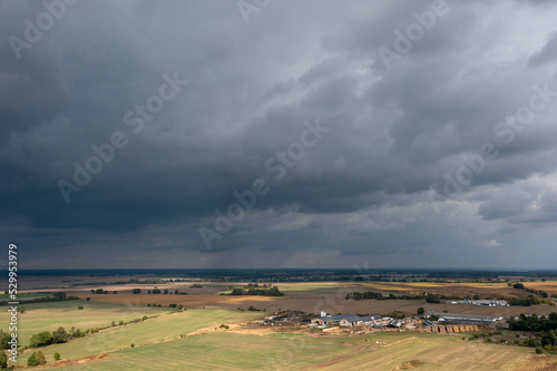 Dunkle Regenwolken ziehen über den Fläming im östlichen Sachsen-Anhalt hinweg, Leitzkau, Sachsen-Anhalt, Deutschland