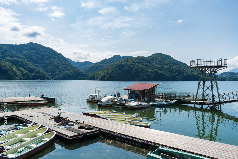 夏の神奈川県のさがみ湖のボート乗り場の風景