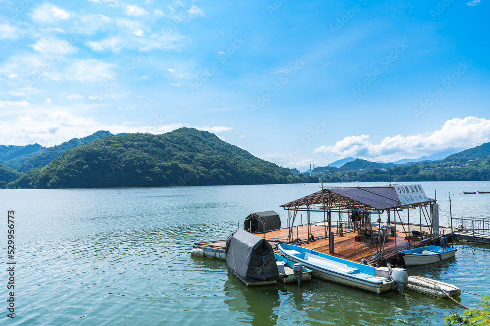 夏の神奈川県のさがみ湖のボート乗り場の風景
